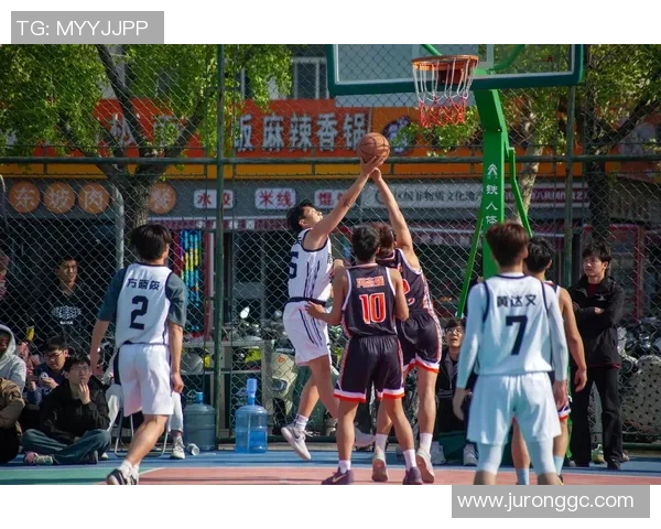 帅气篮球瞬间捕捉展现运动魅力与青春活力的精彩画面 帅气篮球瞬间捕捉展现运动魅力与青春活力的精彩画面